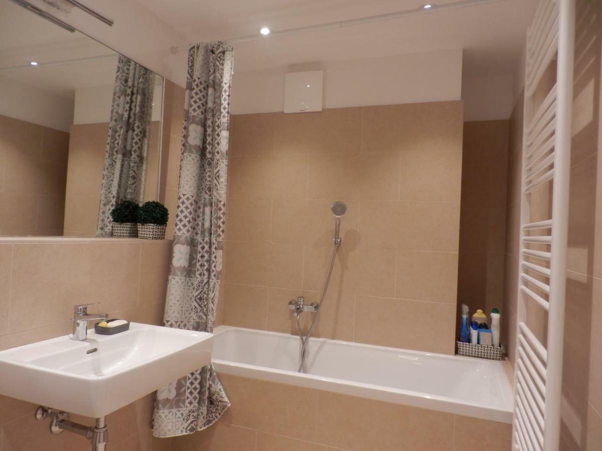 Апартаменты Spacious, Modern 1-Bdrm Apt Near Vic & Austria Ctr Вена Экстерьер фото