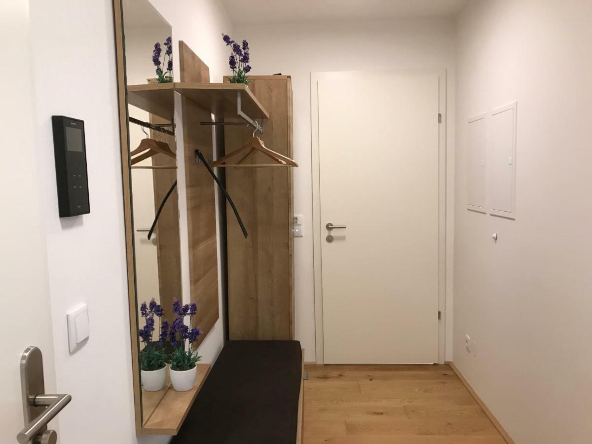 Апартаменты Spacious, Modern 1-Bdrm Apt Near Vic & Austria Ctr Вена Экстерьер фото