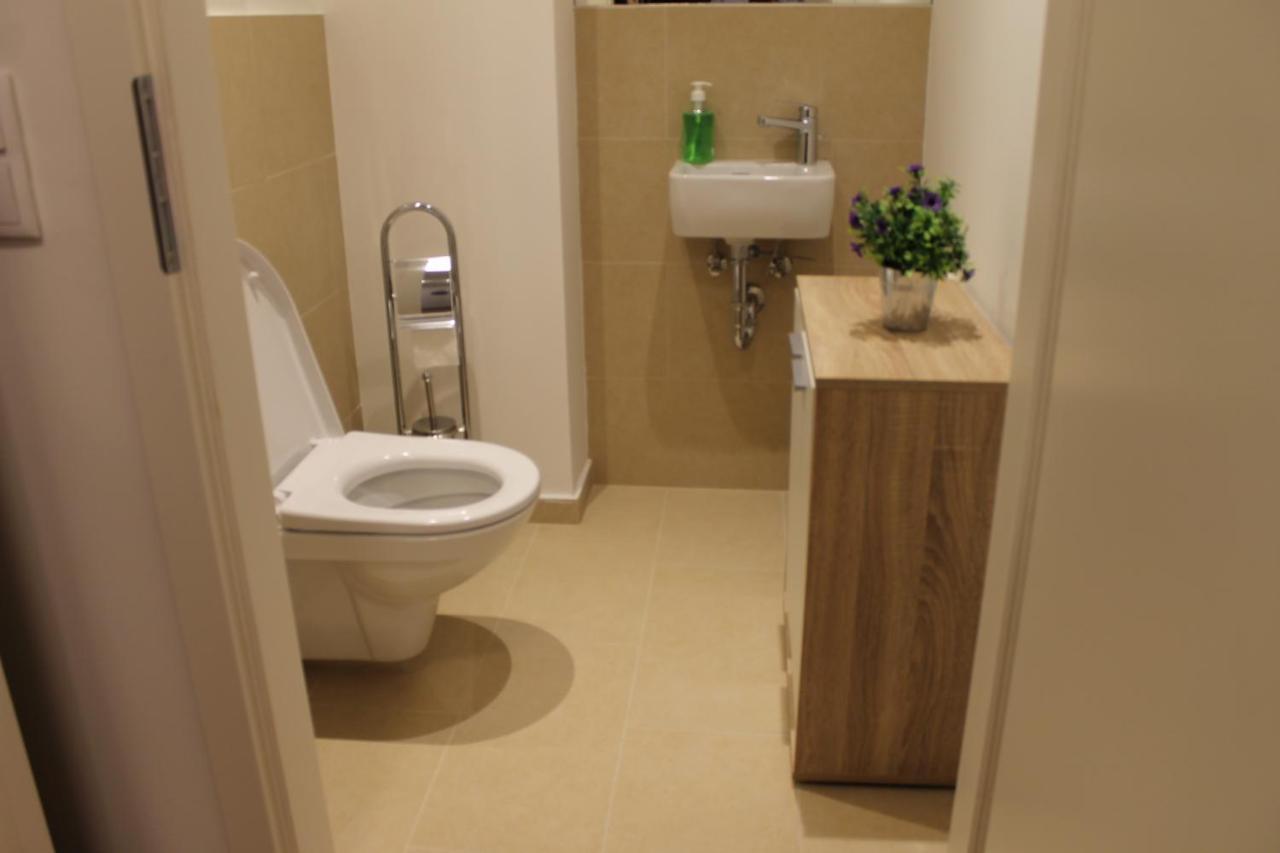 Апартаменты Spacious, Modern 1-Bdrm Apt Near Vic & Austria Ctr Вена Экстерьер фото