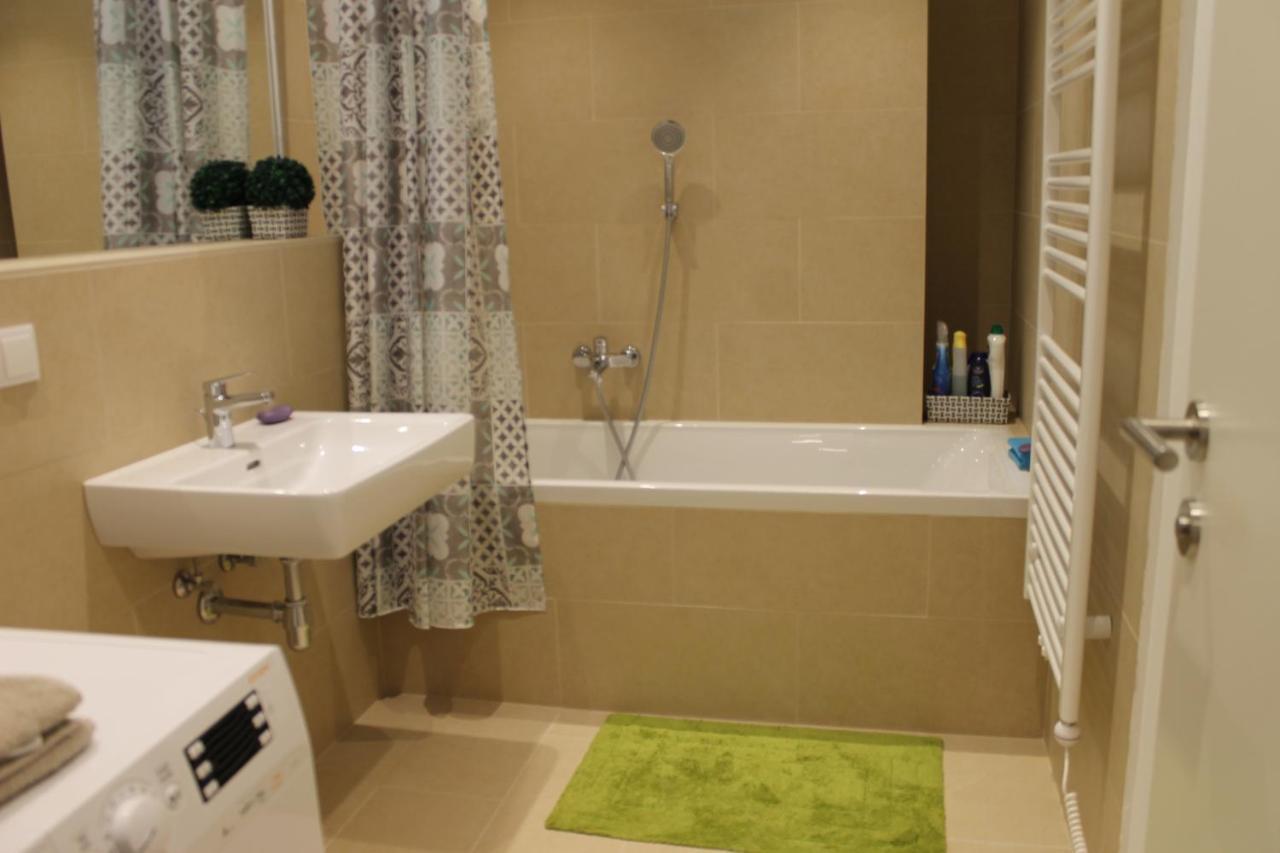 Апартаменты Spacious, Modern 1-Bdrm Apt Near Vic & Austria Ctr Вена Экстерьер фото